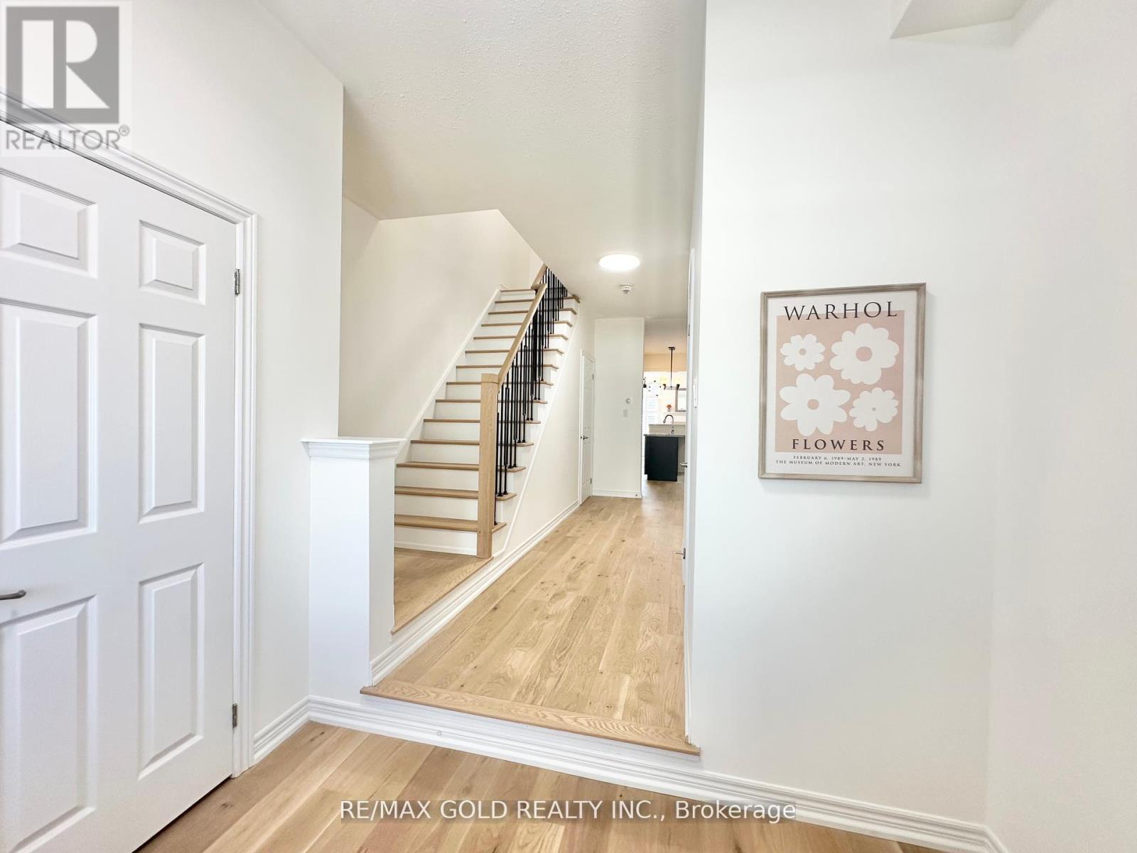 111 Huguenot Road, Oakville, Ontario  L6H 0M3 - Photo 3 - W12181171