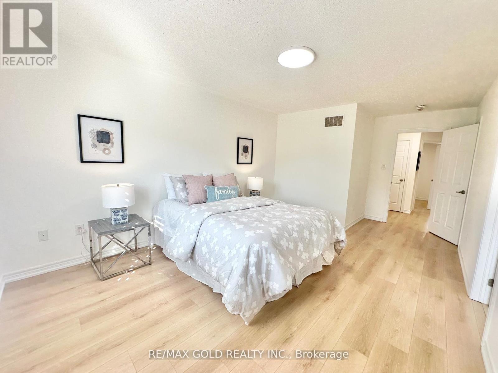111 Huguenot Road, Oakville, Ontario  L6H 0M3 - Photo 32 - W12181171