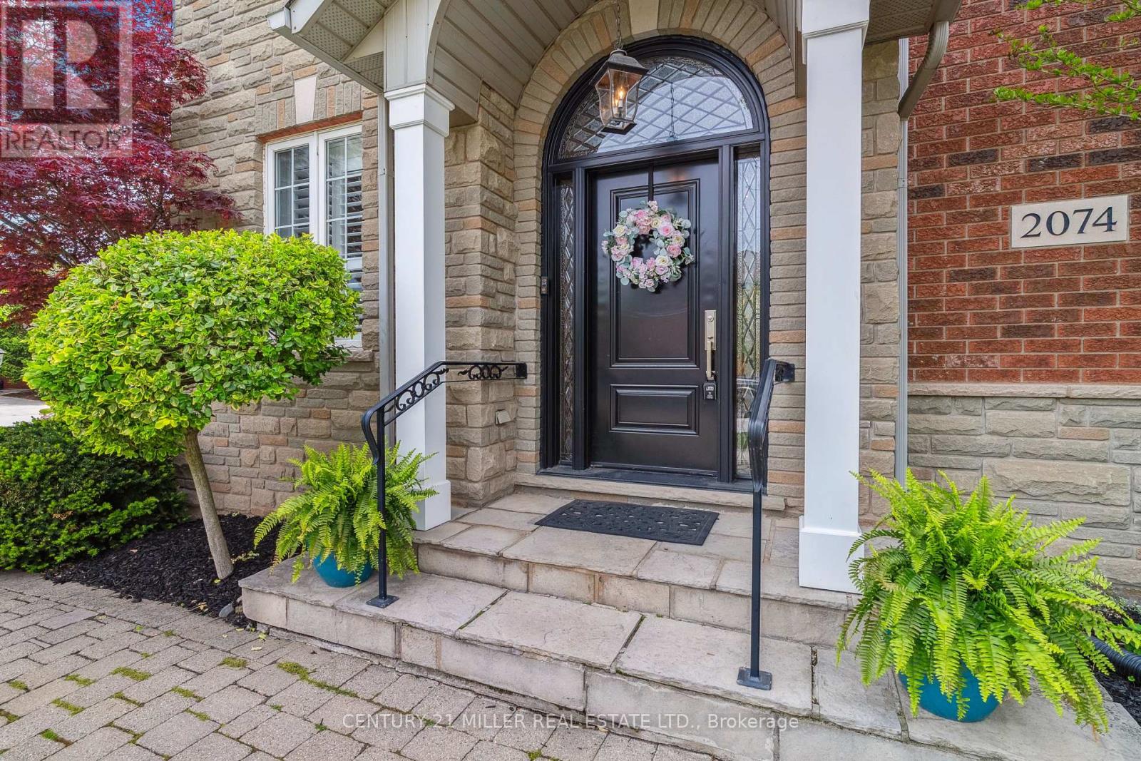 2074 Springdale Road, Oakville, Ontario  L6M 4C7 - Photo 4 - W12181175