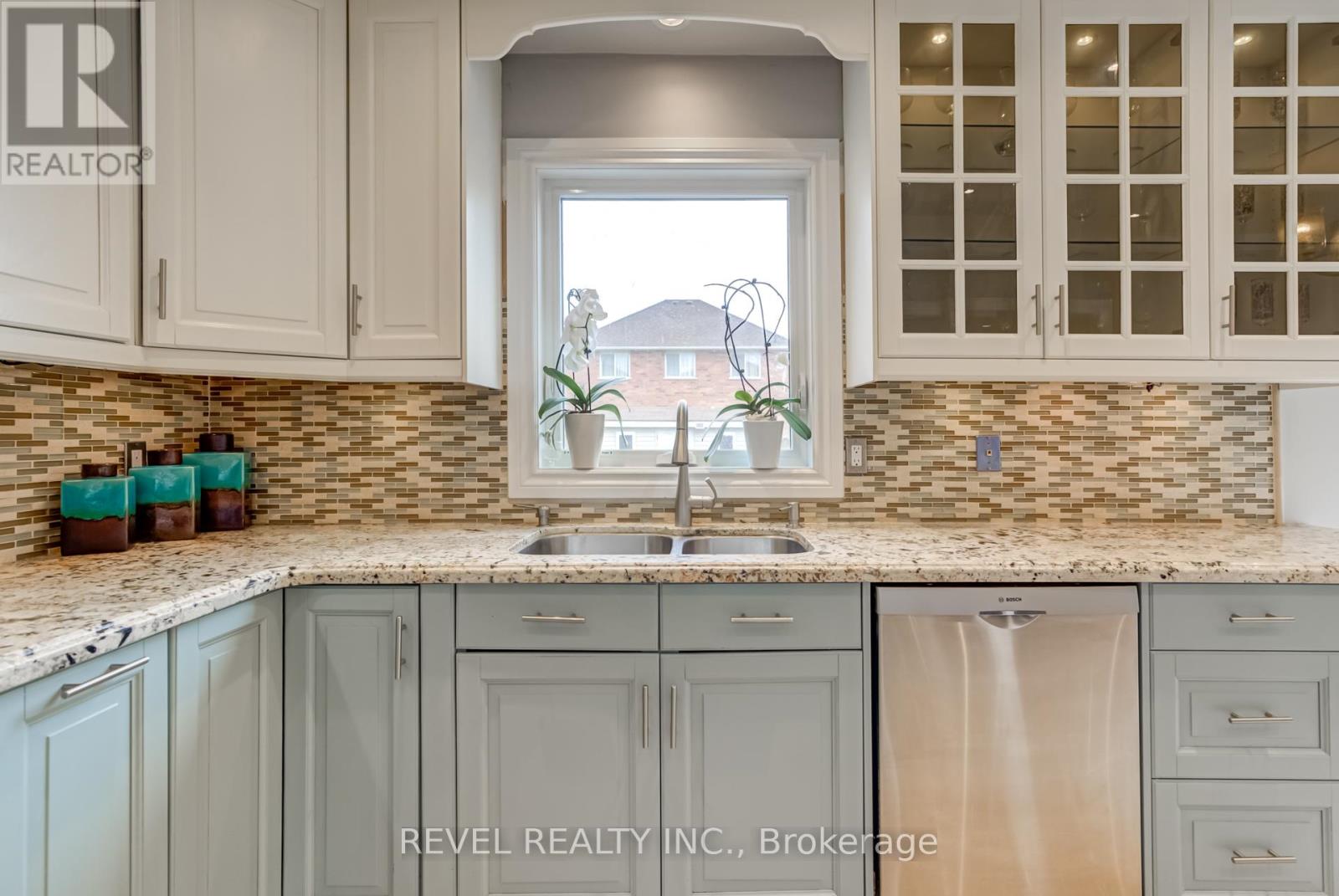 73 Sunny Meadow Boulevard, Brampton (Sandringham-Wellington), Ontario  L6R 1Y7 - Photo 12 - W12181230