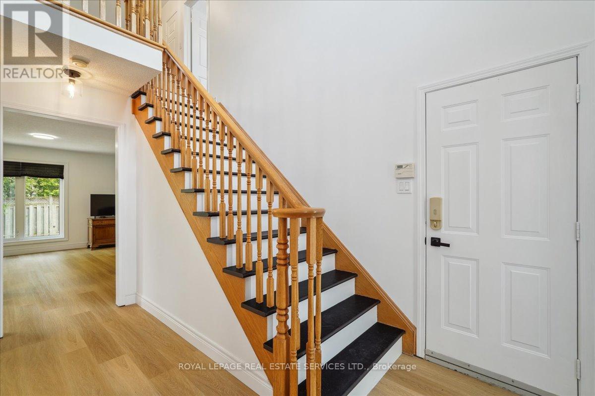 2380 Pathfinder Drive, Burlington, Ontario  L7L 6N8 - Photo 8 - W12181266