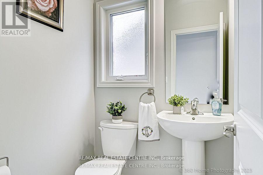 9 Overholt Drive, Thorold, Ontario  L2V 0G4 - Photo 4 - X12181185