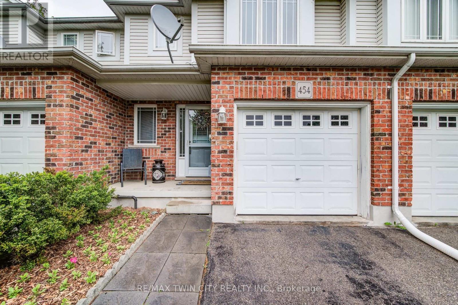 454 Annapolis Court, Waterloo, Ontario  N2K 4E7 - Photo 5 - X12181330
