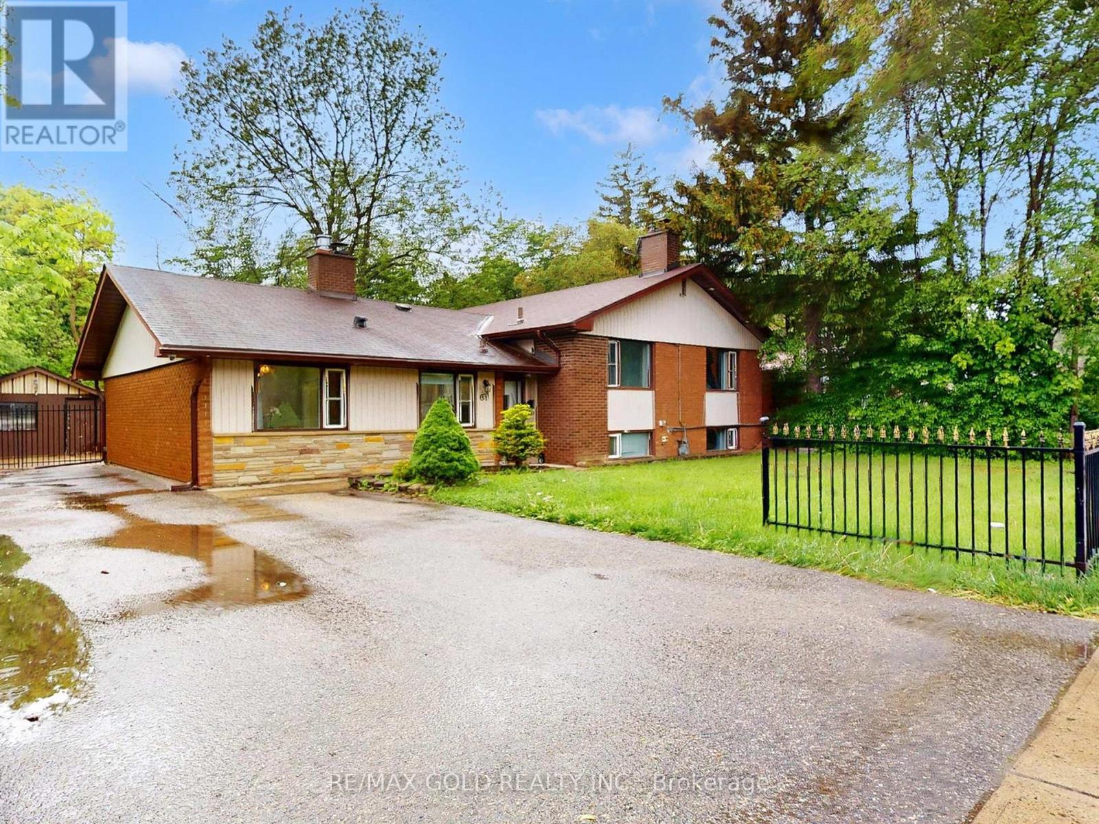 61 Centre Street N, Brampton, Ontario  L6V 1T1 - Photo 2 - W12180792