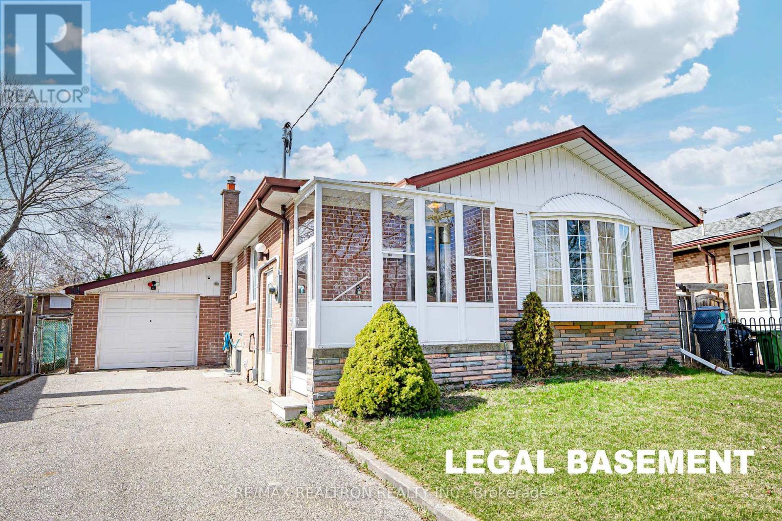 <div class="slider-price">$1,089,900</div><p>14 Shoreview Drive, Toronto, Ontario</p>