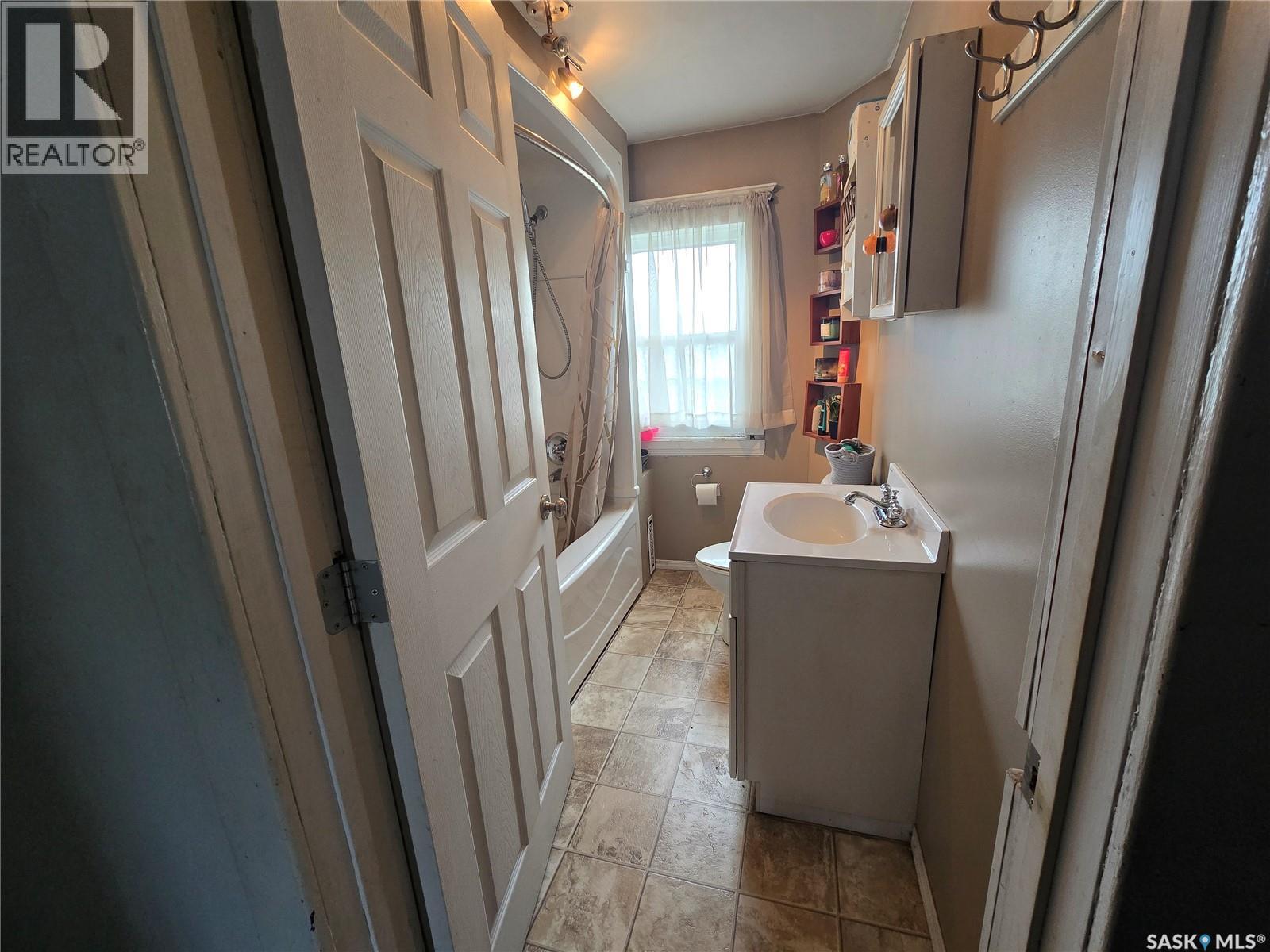 118 9th Street, Weyburn, Saskatchewan  S4H 1E7 - Photo 15 - SK007524