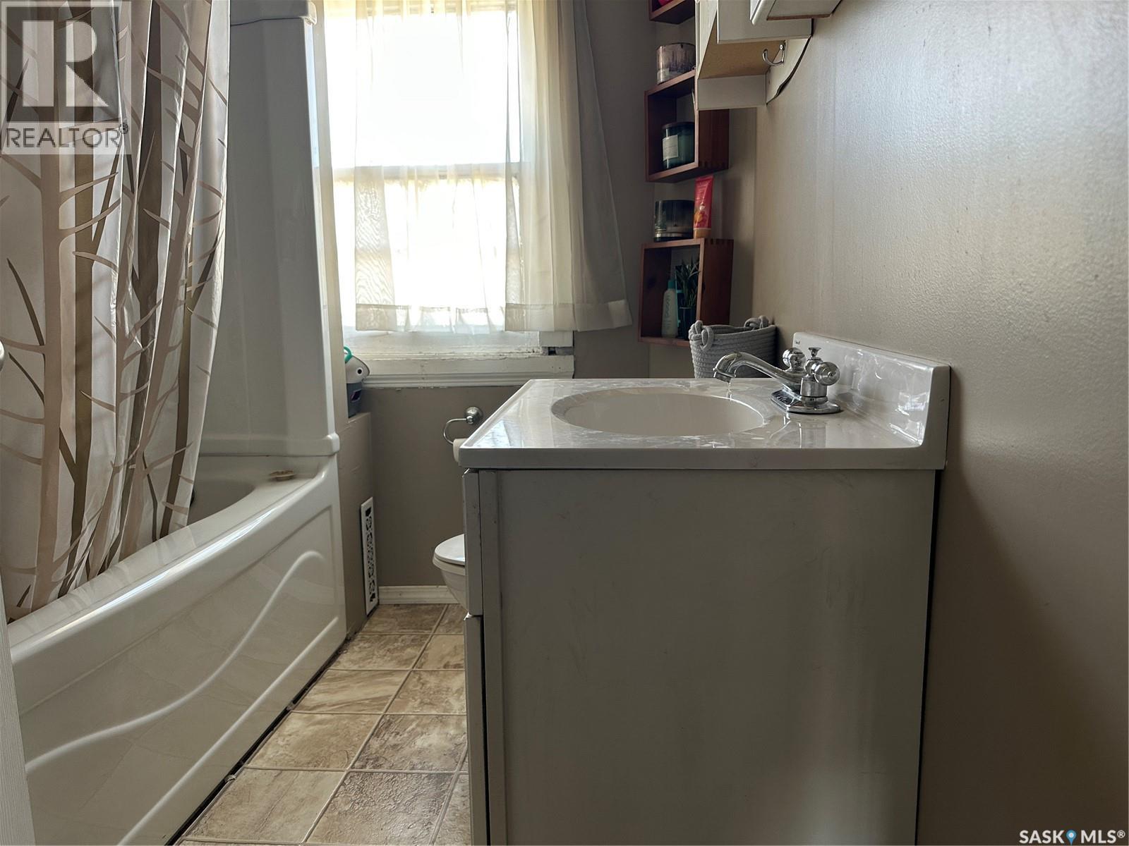 118 9th Street, Weyburn, Saskatchewan  S4H 1E7 - Photo 16 - SK007524