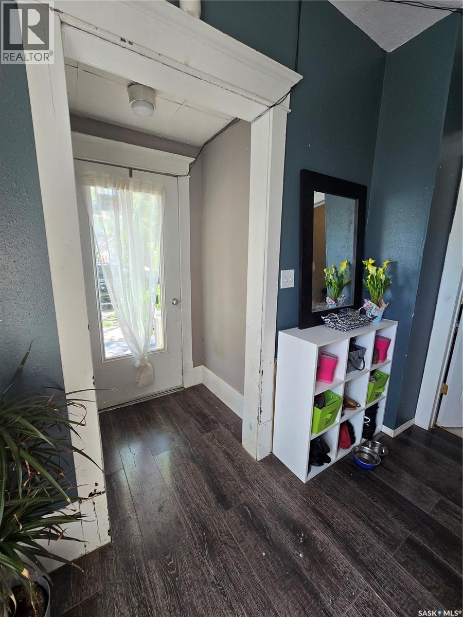 118 9th Street, Weyburn, Saskatchewan  S4H 1E7 - Photo 2 - SK007524