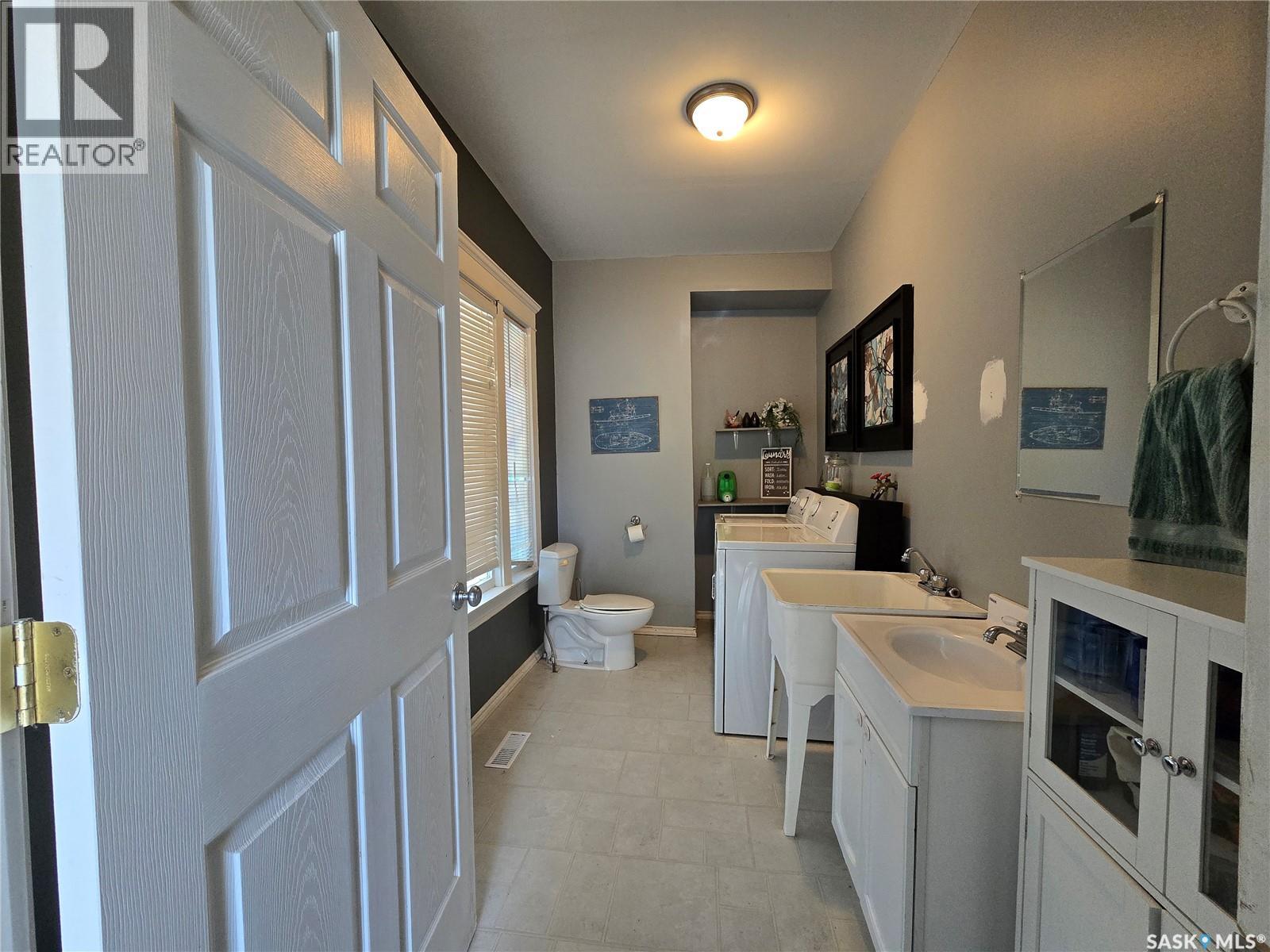 118 9th Street, Weyburn, Saskatchewan  S4H 1E7 - Photo 3 - SK007524