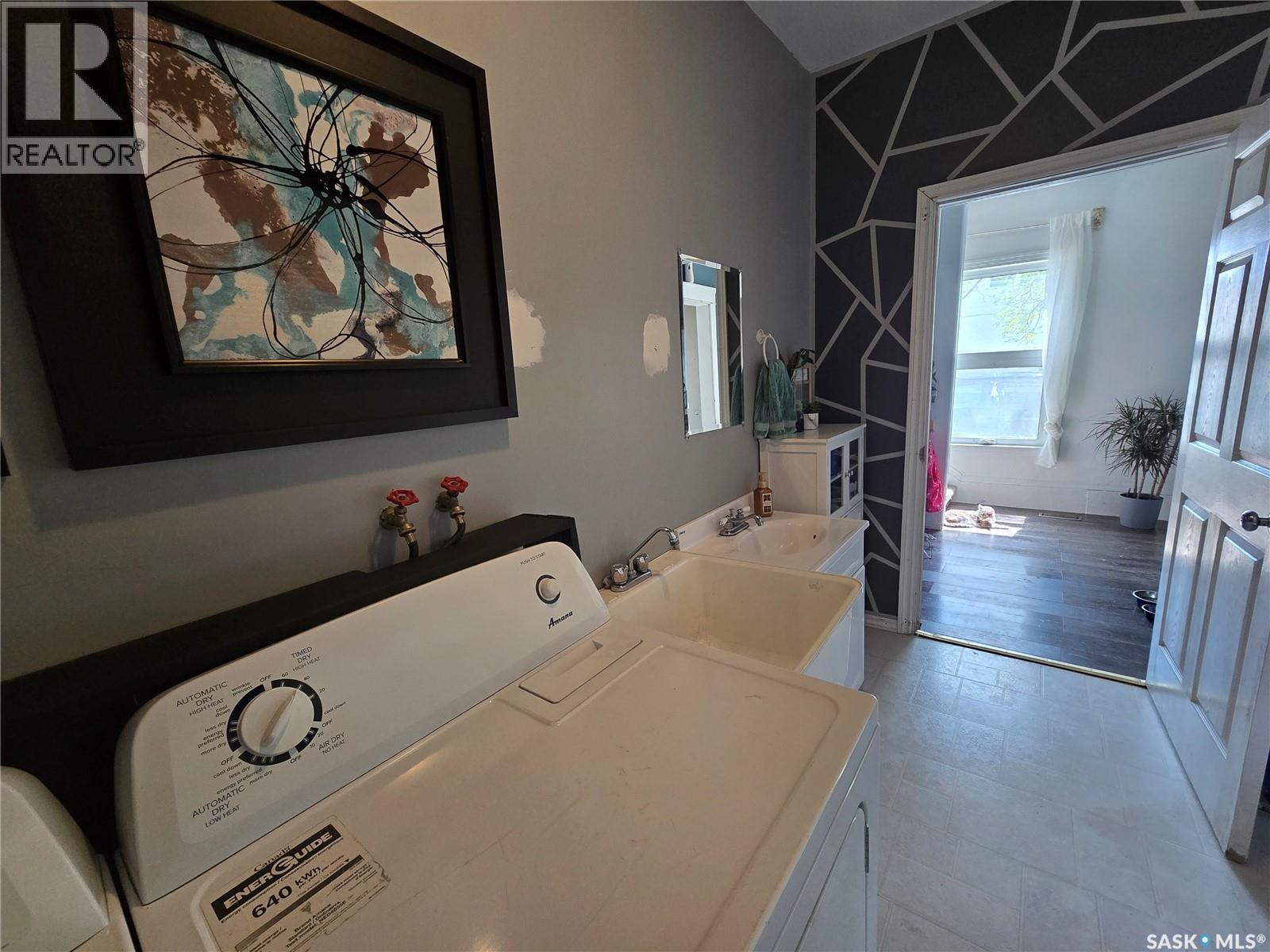 118 9th Street, Weyburn, Saskatchewan  S4H 1E7 - Photo 4 - SK007524