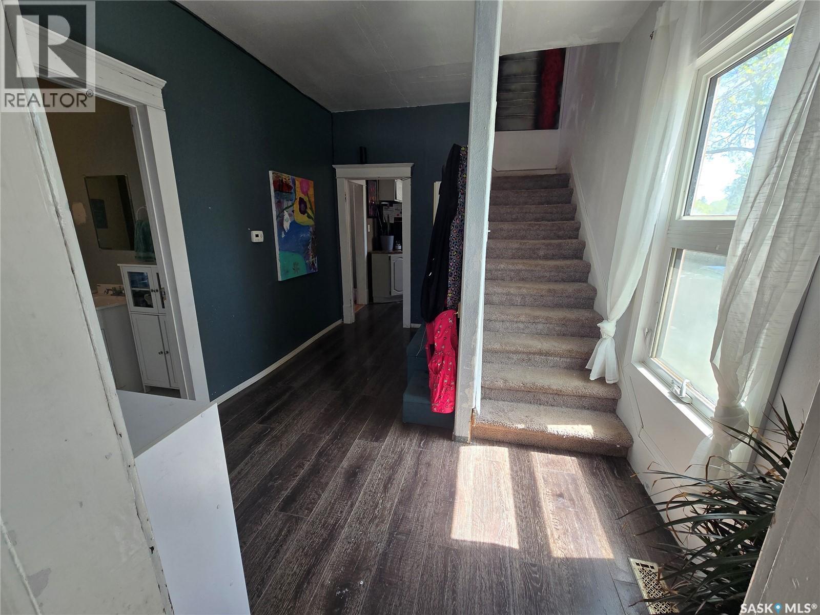 118 9th Street, Weyburn, Saskatchewan  S4H 1E7 - Photo 5 - SK007524