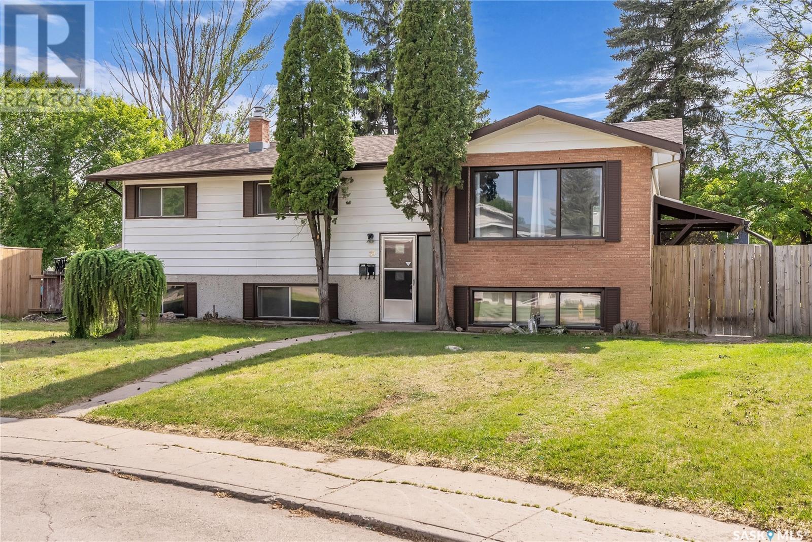 Property at 35 Richmond CRESCENT image 2