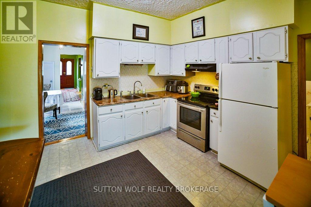 102 Front Street W, Strathroy-Caradoc (Nw), Ontario  N7G 1X8 - Photo 10 - X12181484