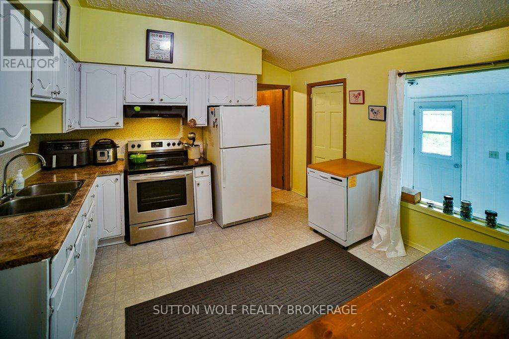 Photo 11 of 31 for 102 Front Street W