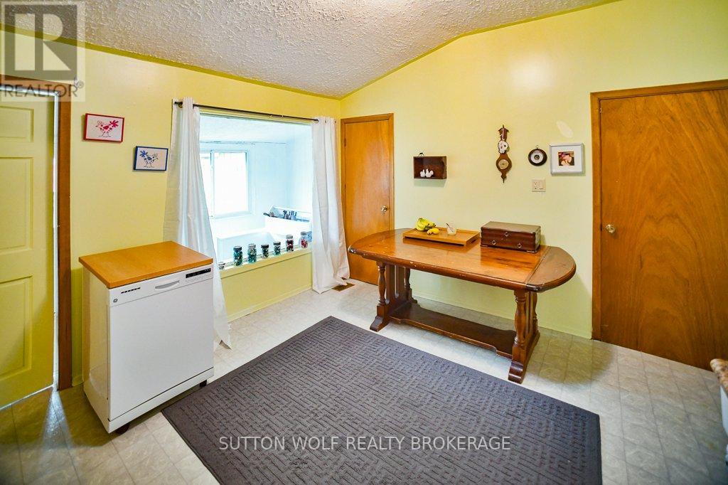 102 Front Street W, Strathroy-Caradoc (Nw), Ontario  N7G 1X8 - Photo 12 - X12181484