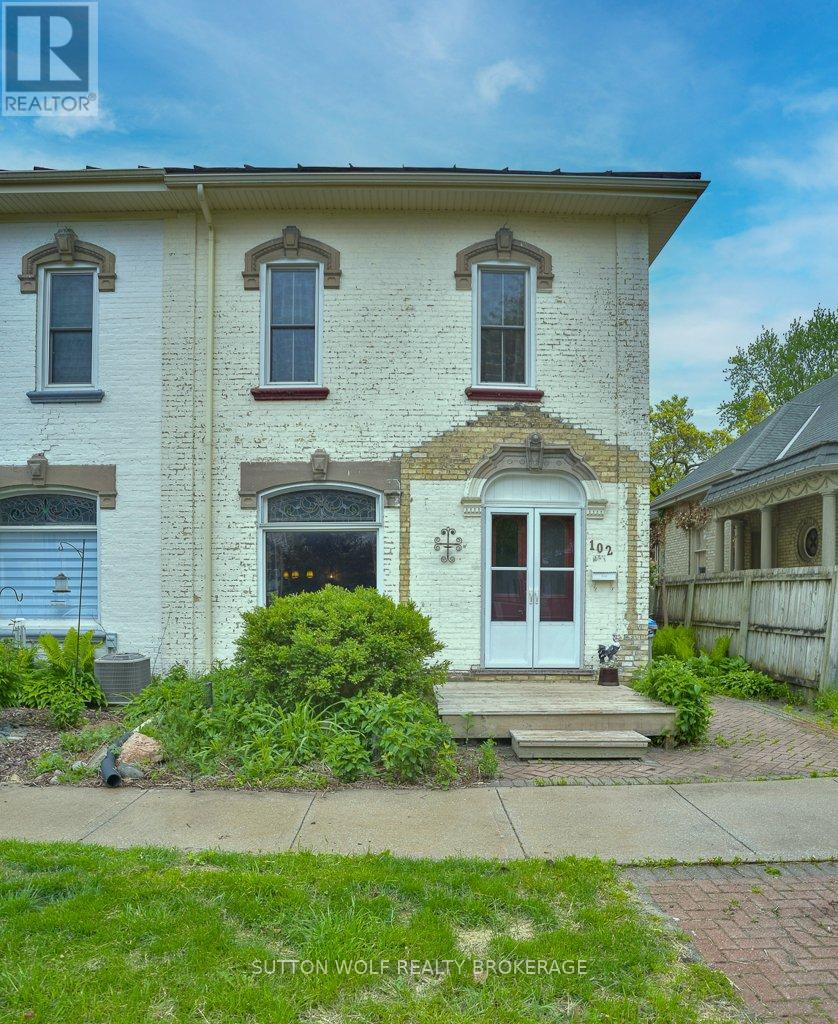 Photo 2 of 31 for 102 Front Street W