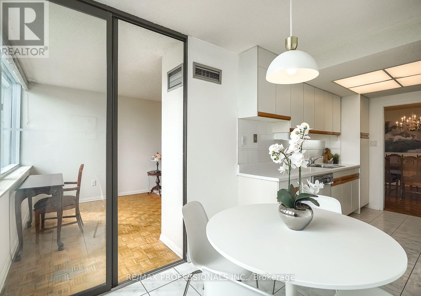 407 - 3000 Bathurst Street, Toronto (Englemount-Lawrence), Ontario  M6B 3B4 - Photo 13 - C12181386