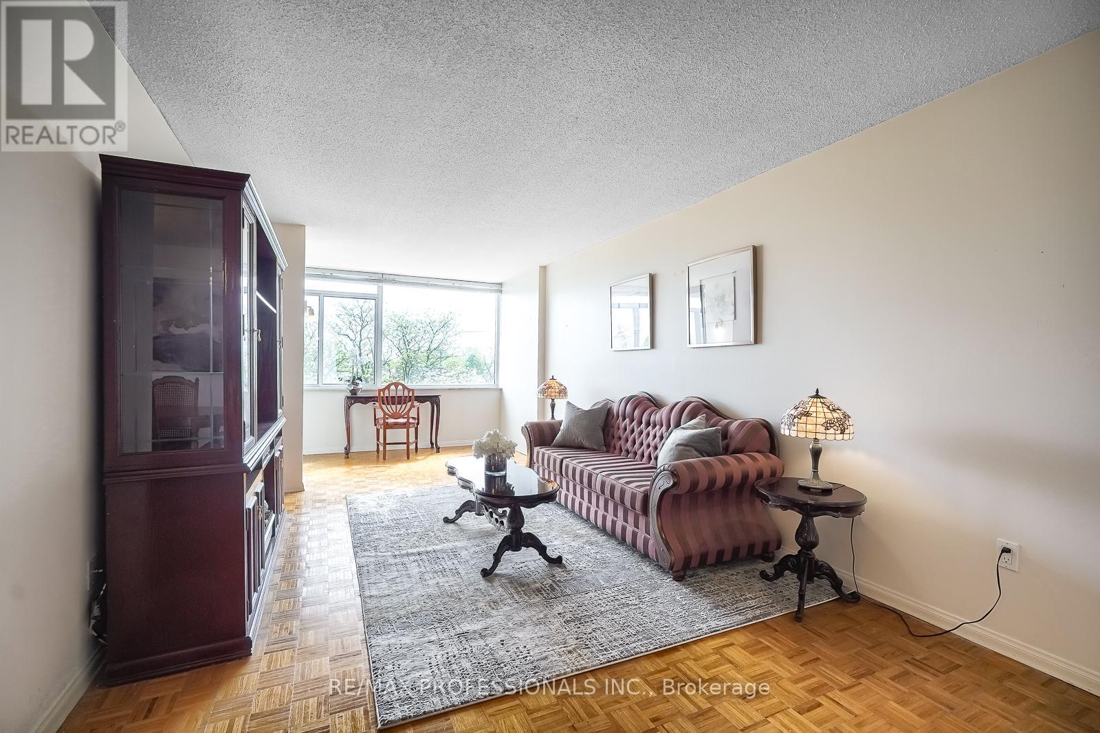 407 - 3000 Bathurst Street, Toronto (Englemount-Lawrence), Ontario  M6B 3B4 - Photo 2 - C12181386