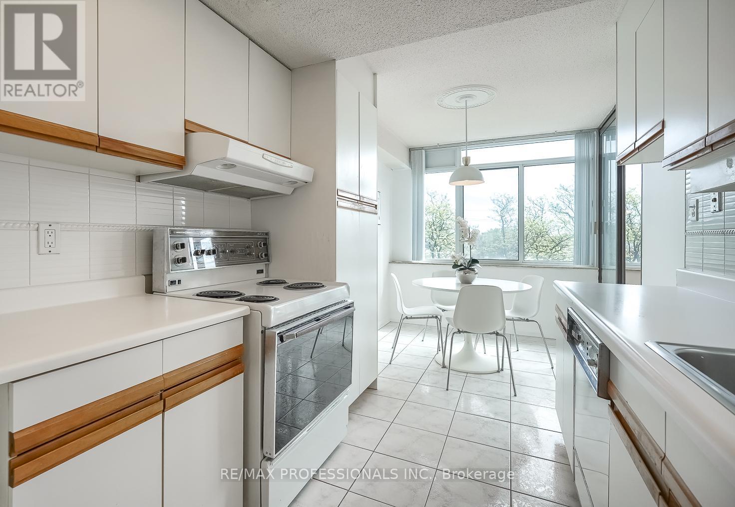 407 - 3000 Bathurst Street, Toronto (Englemount-Lawrence), Ontario  M6B 3B4 - Photo 8 - C12181386