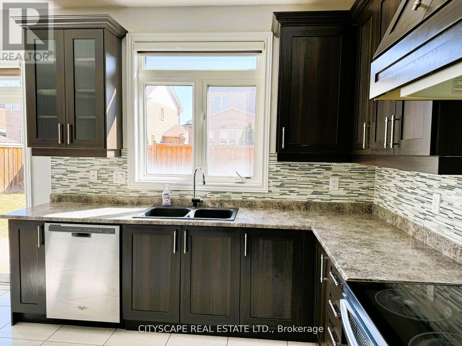 7 Attraction Drive, Brampton, Ontario  L6Y 2Z8 - Photo 8 - W11919996