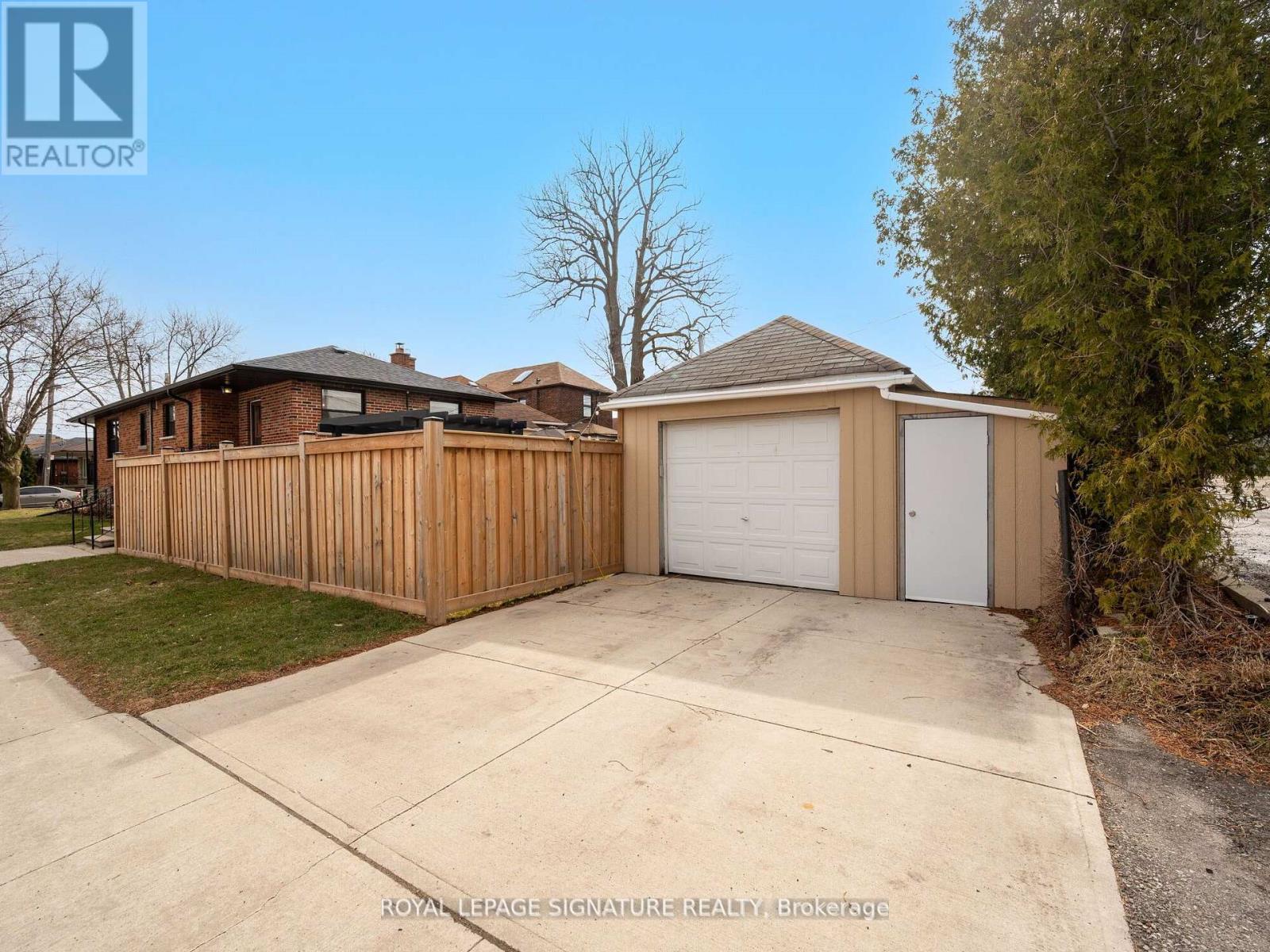 136 Schell Avenue, Toronto (Briar Hill-Belgravia), Ontario  M6E 2T1 - Photo 46 - W12181367