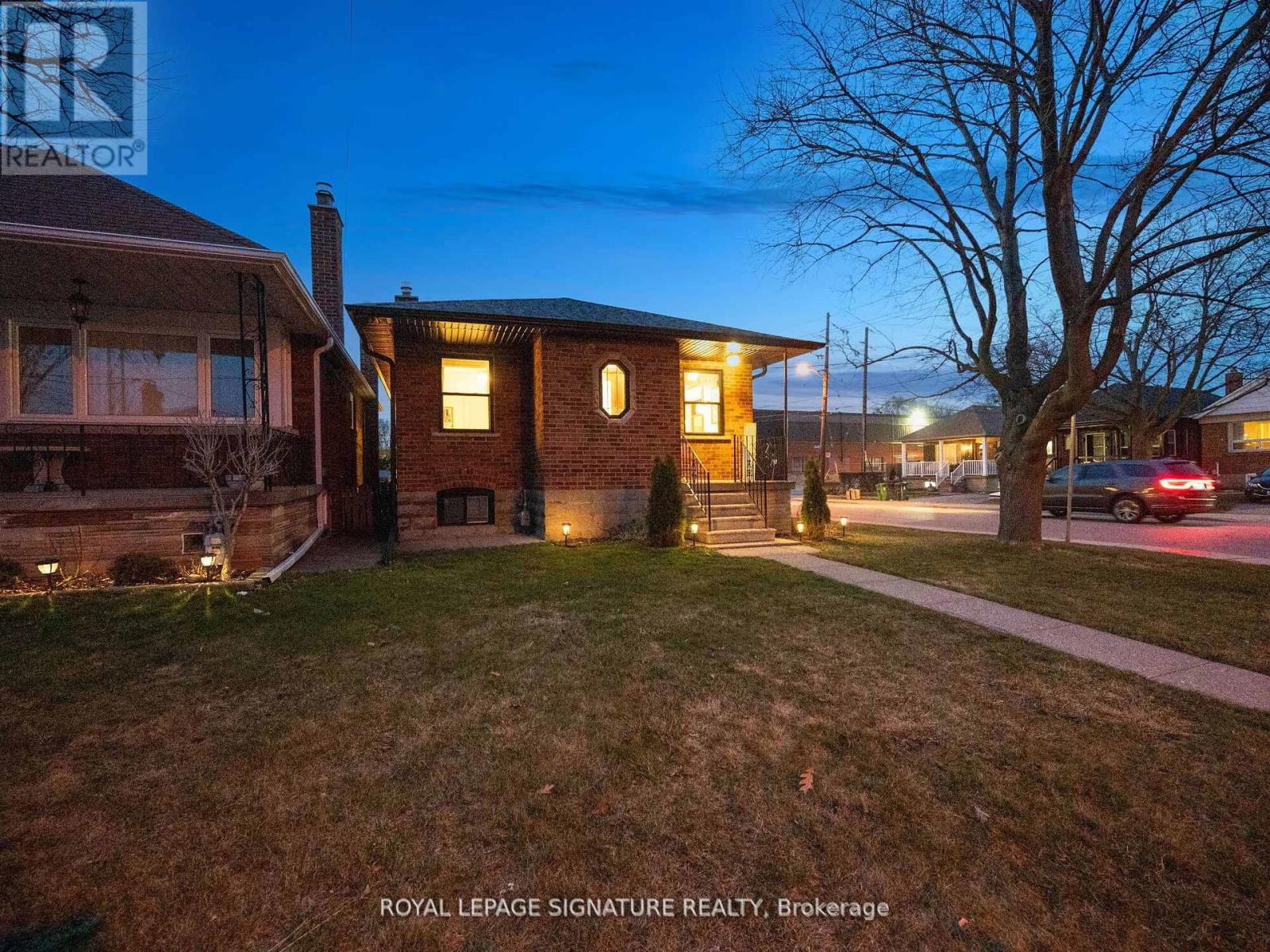 136 Schell Avenue, Toronto, Ontario  M6E 2T1 - Photo 9 - W12181367