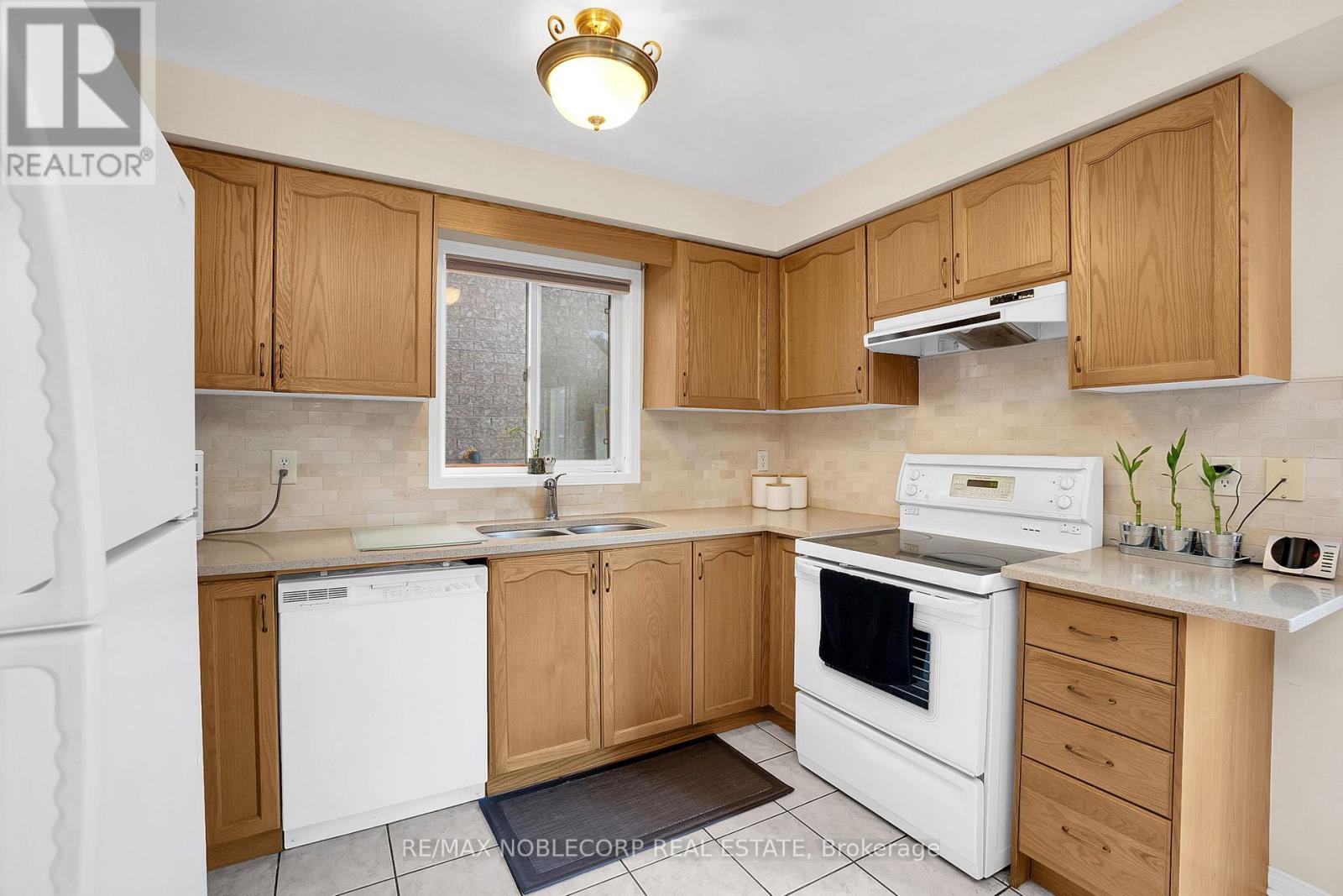 129 Queen Mary Drive, Brampton, Ontario  L7A 2R5 - Photo 15 - W12181458