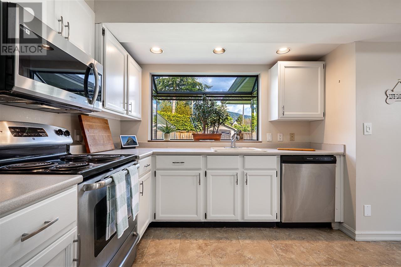 2940 Colwood Drive, North Vancouver, British Columbia  V7R 3M9 - Photo 8 - R3008721