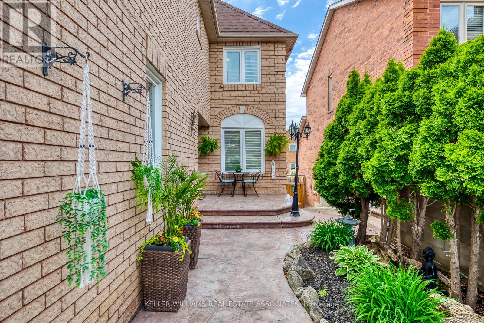 516 Ravenstone Court, Mississauga (Hurontario), Ontario  L5R 3J4 - Photo 2 - W12181505