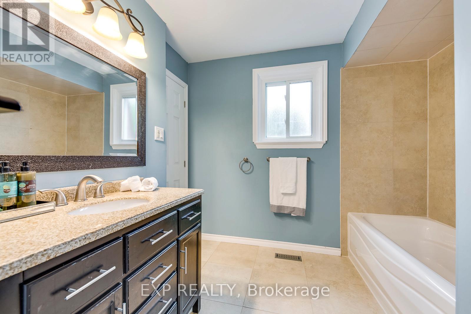 102 Orsett Street, Oakville, Ontario  L6H 2N9 - Photo 9 - W12181530