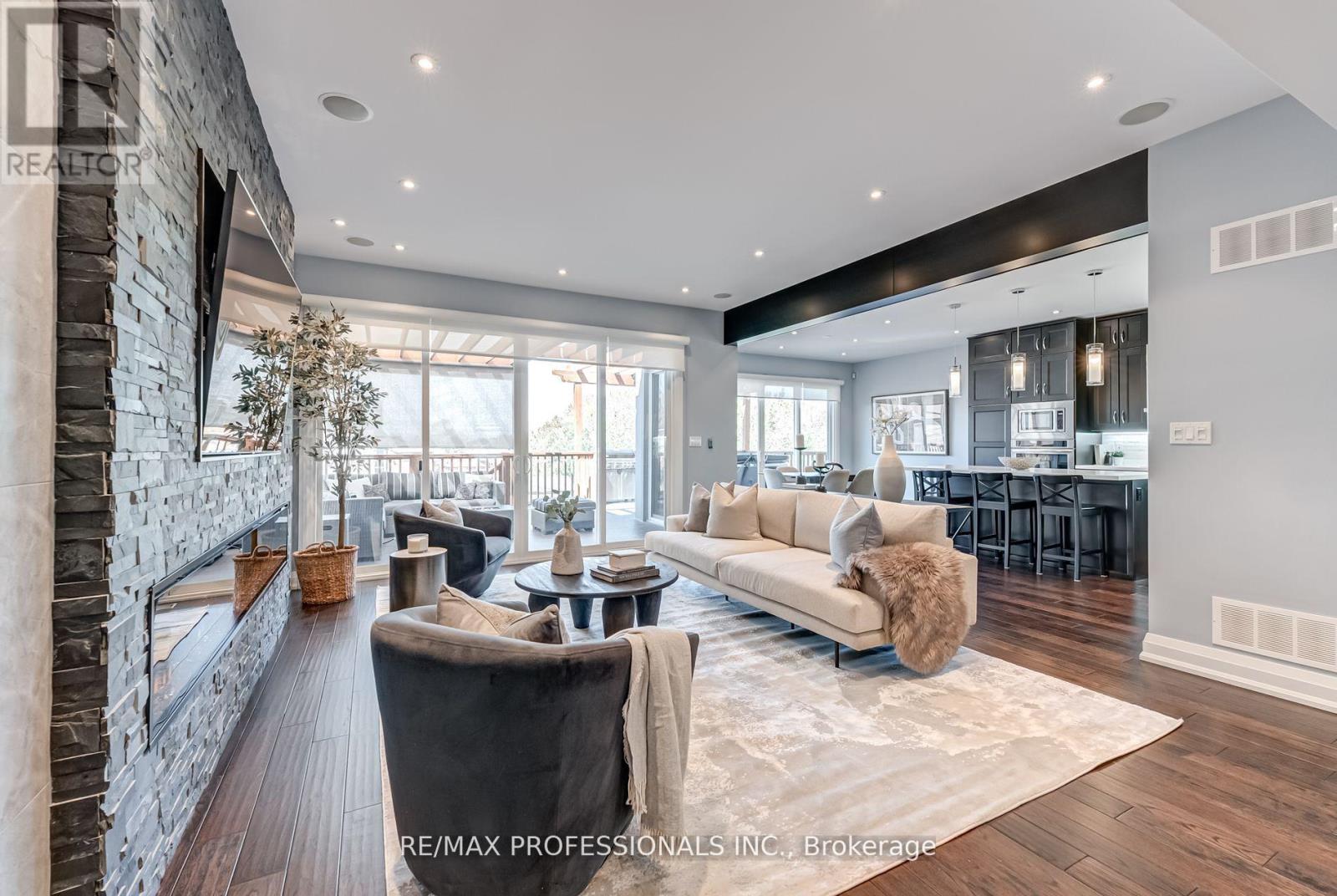 372 Silverthorn Avenue, Toronto, Ontario  M6M 3G9 - Photo 4 - W12181531