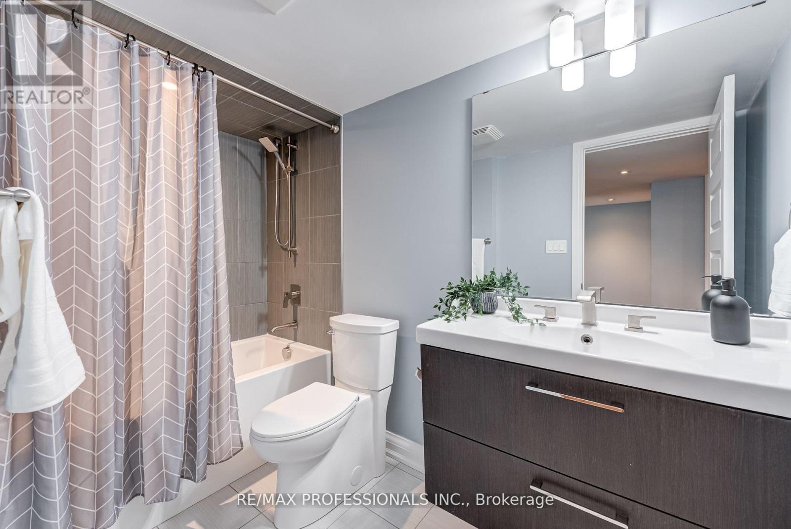 372 Silverthorn Avenue, Toronto, Ontario  M6M 3G9 - Photo 43 - W12181531