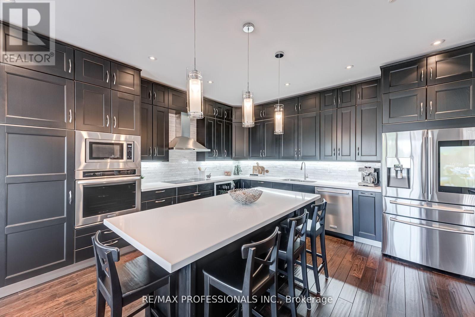 372 Silverthorn Avenue, Toronto, Ontario  M6M 3G9 - Photo 7 - W12181531