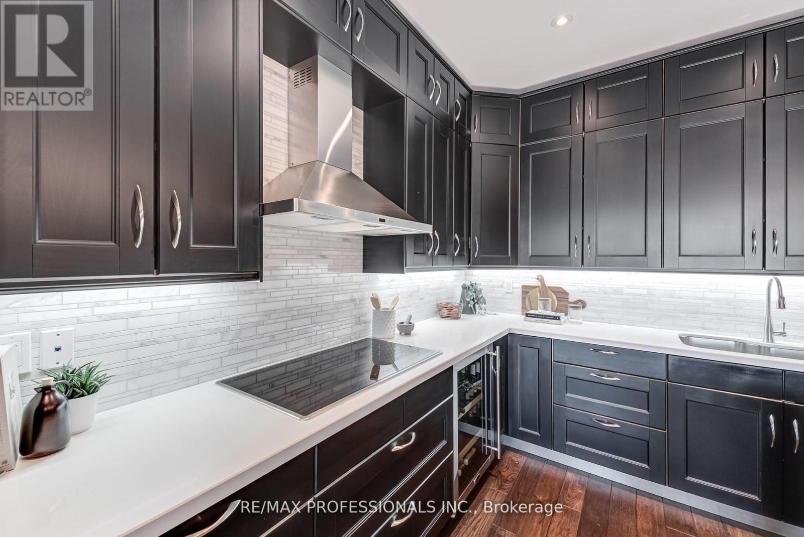 372 Silverthorn Avenue, Toronto, Ontario  M6M 3G9 - Photo 9 - W12181531