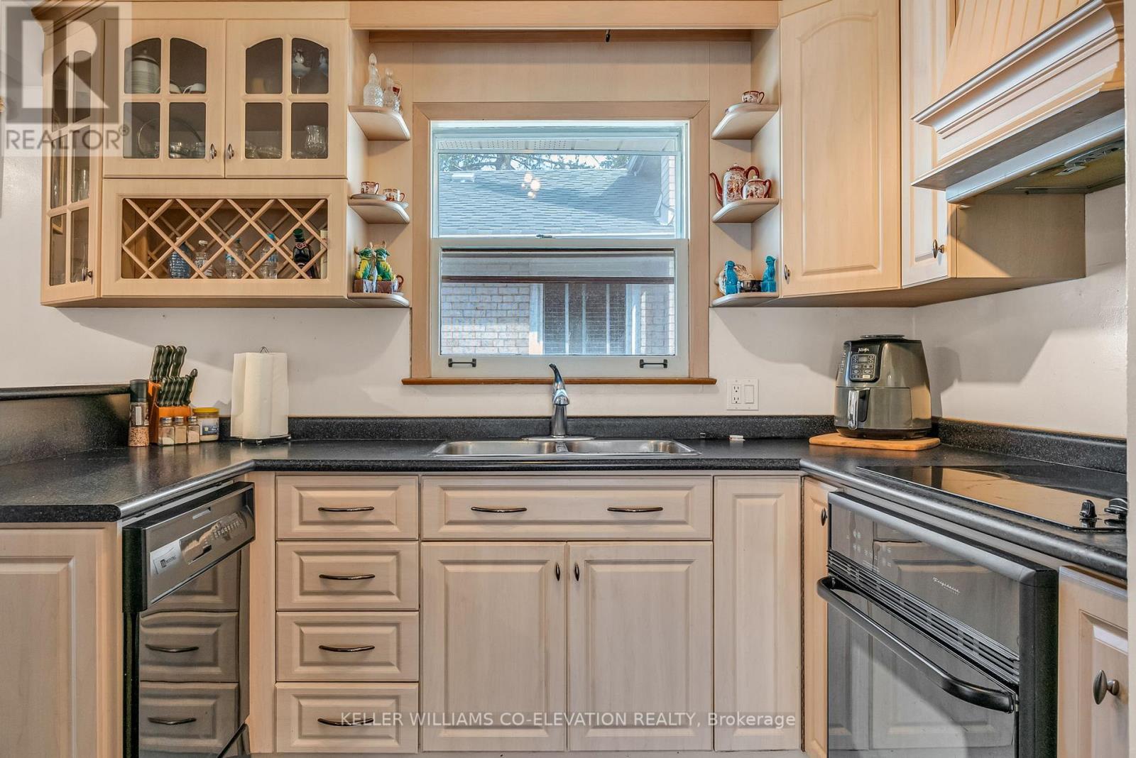 217 La Rose Avenue, Toronto (Willowridge-Martingrove-Richview), Ontario  M9P 1B6 - Photo 15 - W12181550