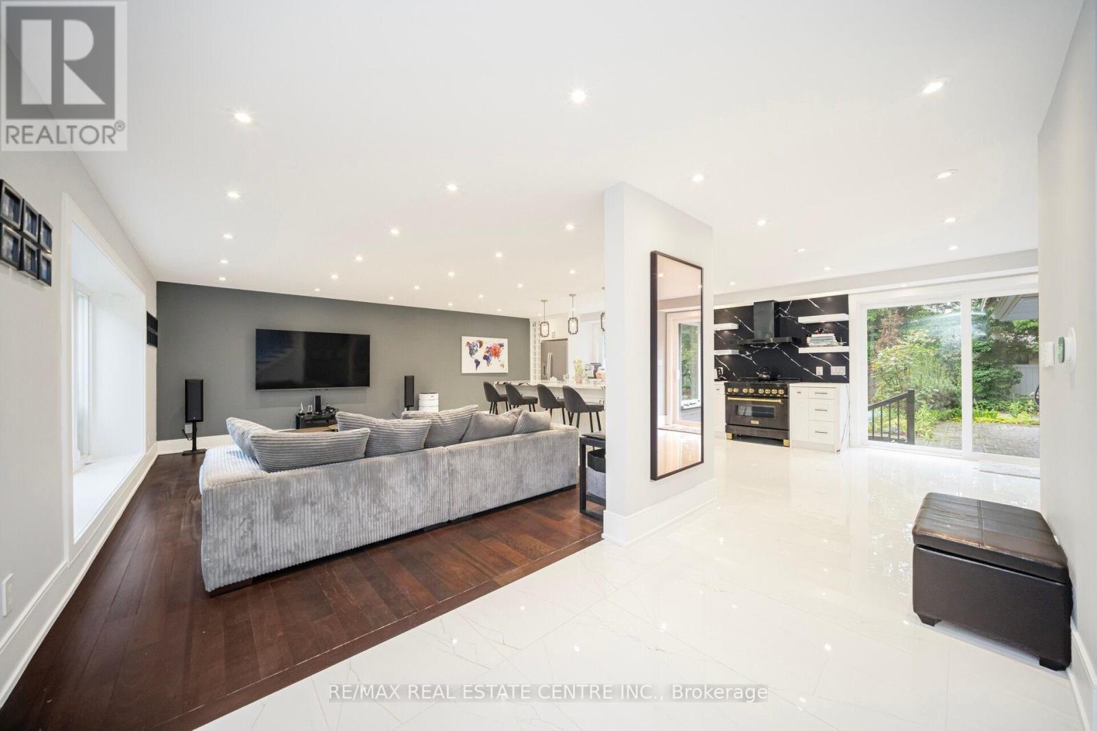7 Heather Place, Brampton, Ontario  L6S 1E7 - Photo 6 - W12181608