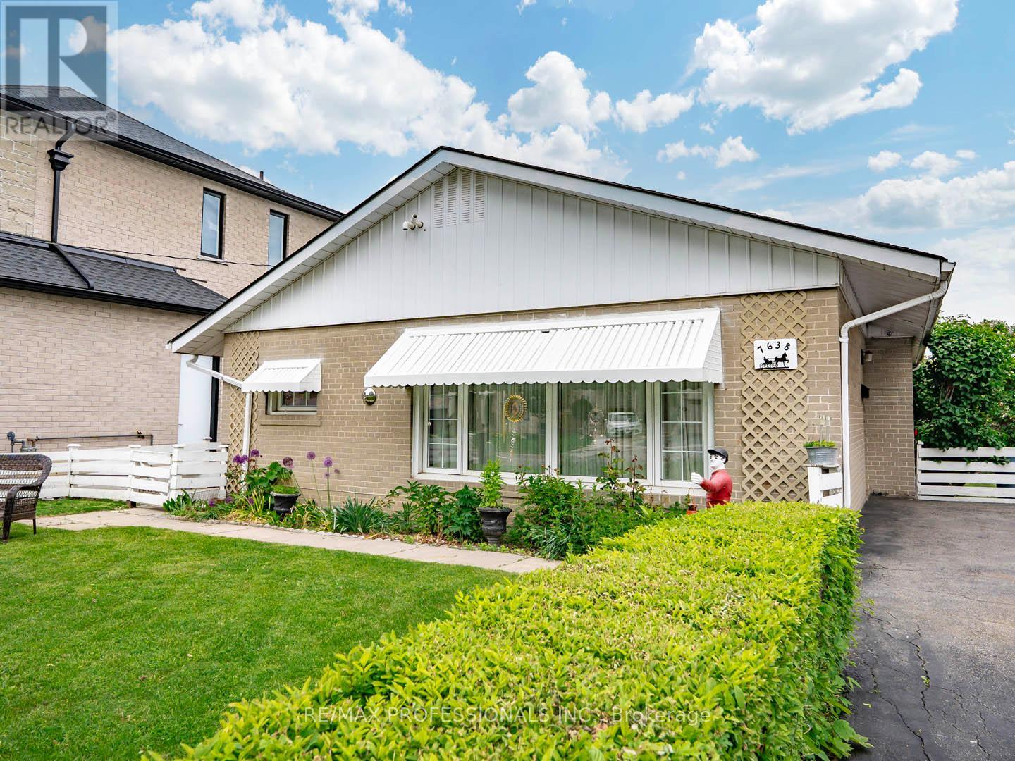 7638 Redstone Road, Mississauga, Ontario  L4T 2B9 - Photo 2 - W12181611