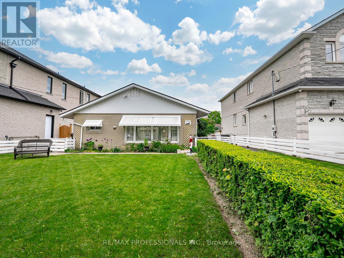 7638 Redstone Road, Mississauga, Ontario  L4T 2B9 - Photo 4 - W12181611