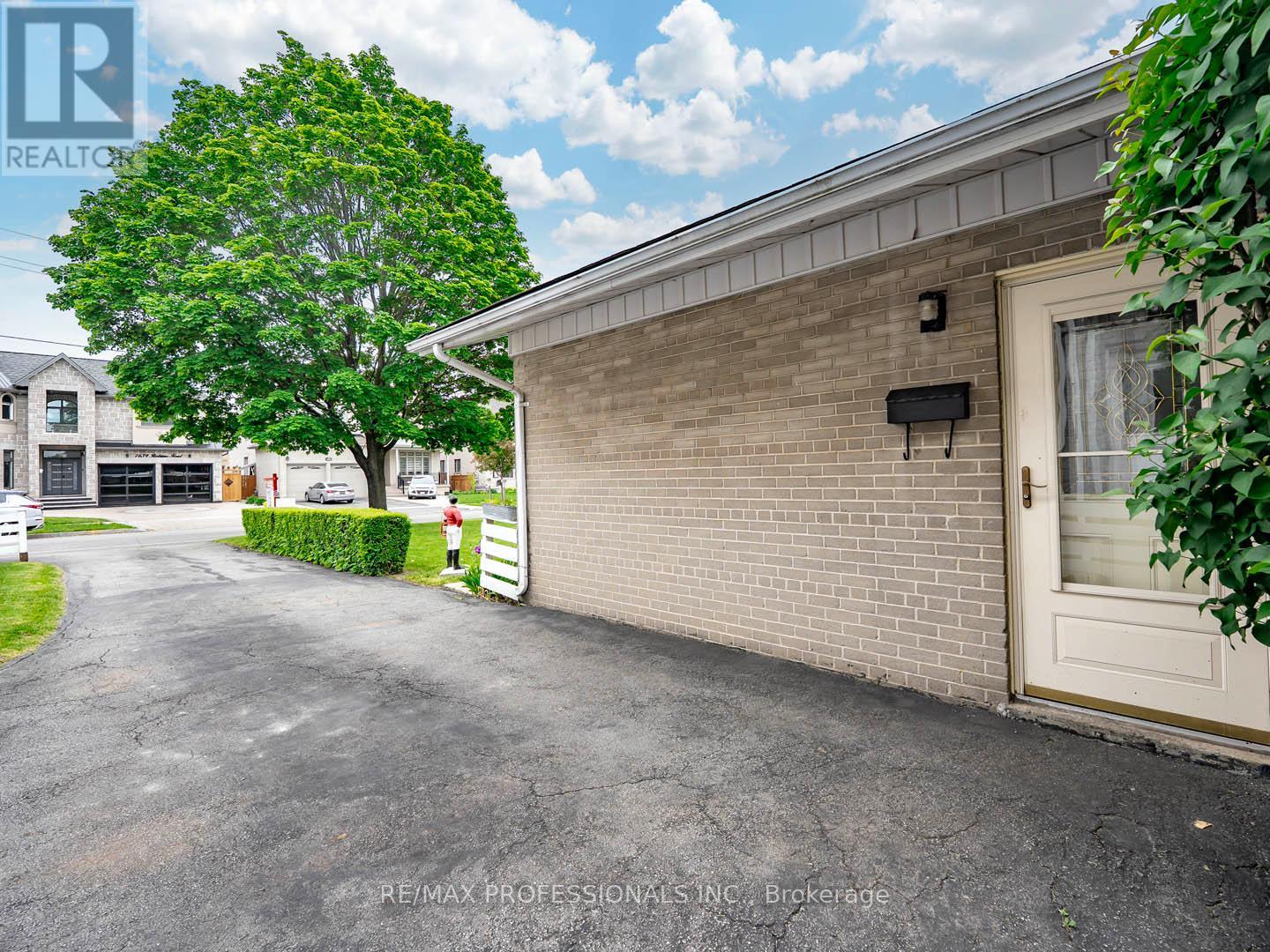 7638 Redstone Road, Mississauga, Ontario  L4T 2B9 - Photo 6 - W12181611