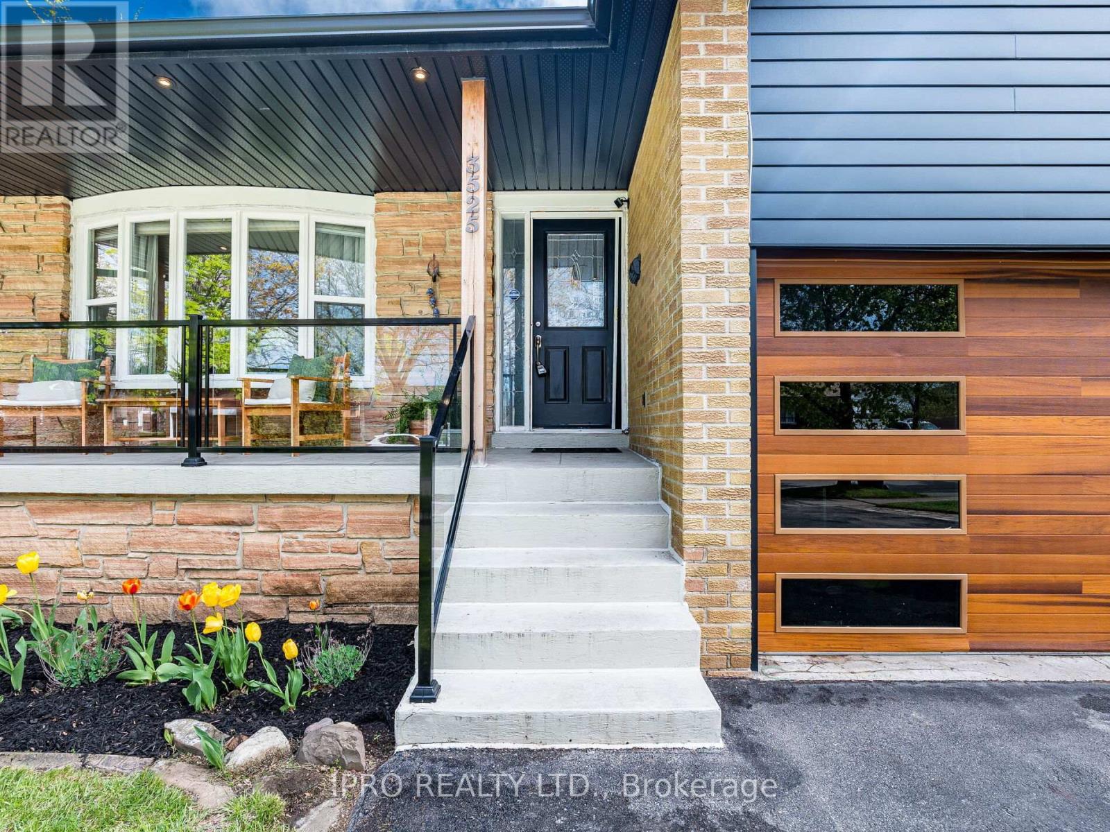 3525 Burningelm Crescent, Mississauga (Applewood), Ontario  L4Y 3L2 - Photo 3 - W12181679