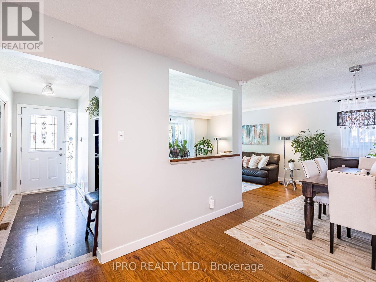 3525 Burningelm Crescent, Mississauga, Ontario  L4Y 3L2 - Photo 8 - W12181679