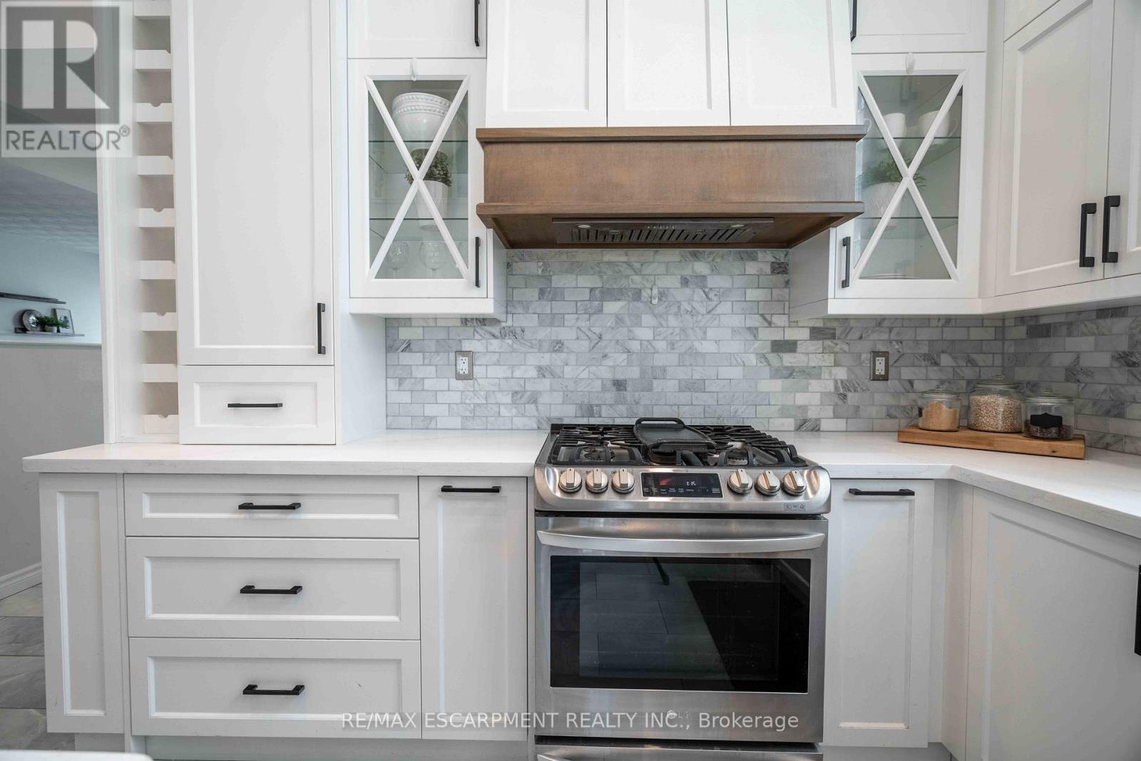304 Acadia Drive, Hamilton, Ontario  L8W 3L1 - Photo 14 - X12181571