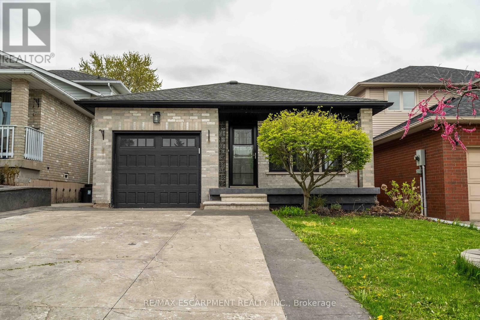 304 Acadia Drive, Hamilton, Ontario  L8W 3L1 - Photo 3 - X12181571