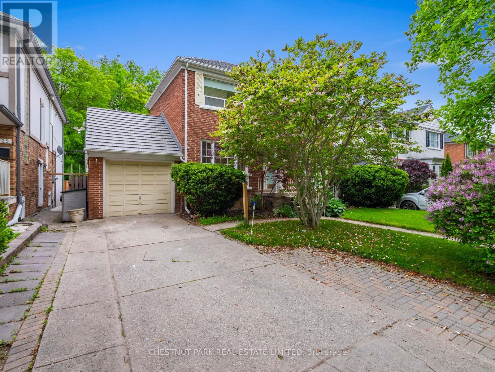 27 Elm Ridge Drive, Toronto, Ontario  M6B 1A2 - Photo 2 - C12181733