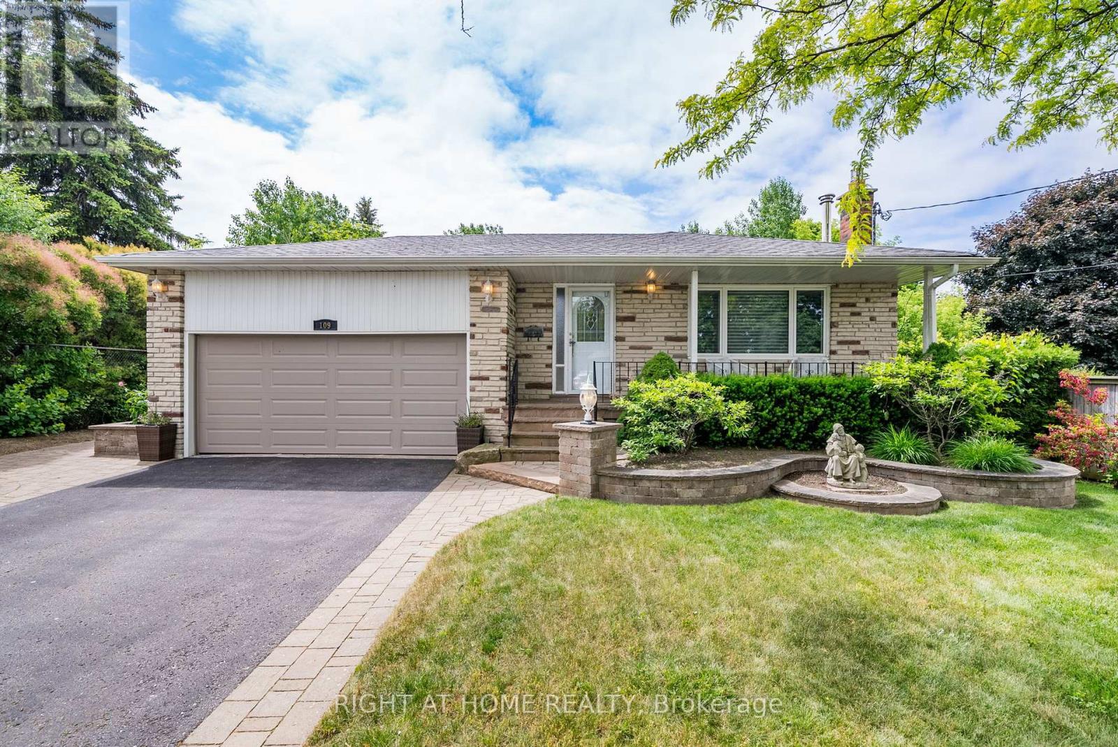 109 CRAWFORTH STREET, Whitby, Ontario