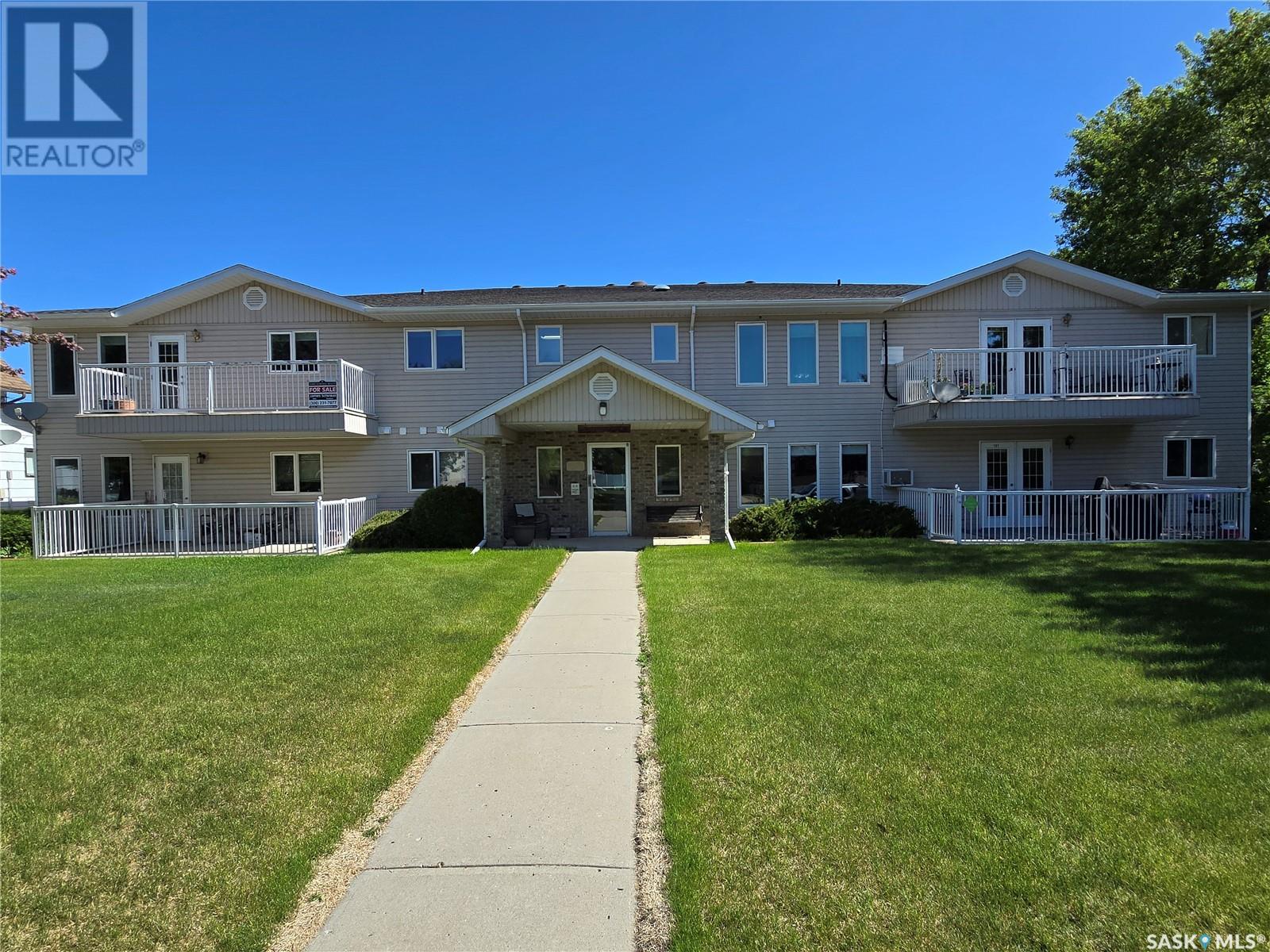 202 304 3rd Avenue E, Watrous, Saskatchewan  S0K 4T0 - Photo 2 - SK988335