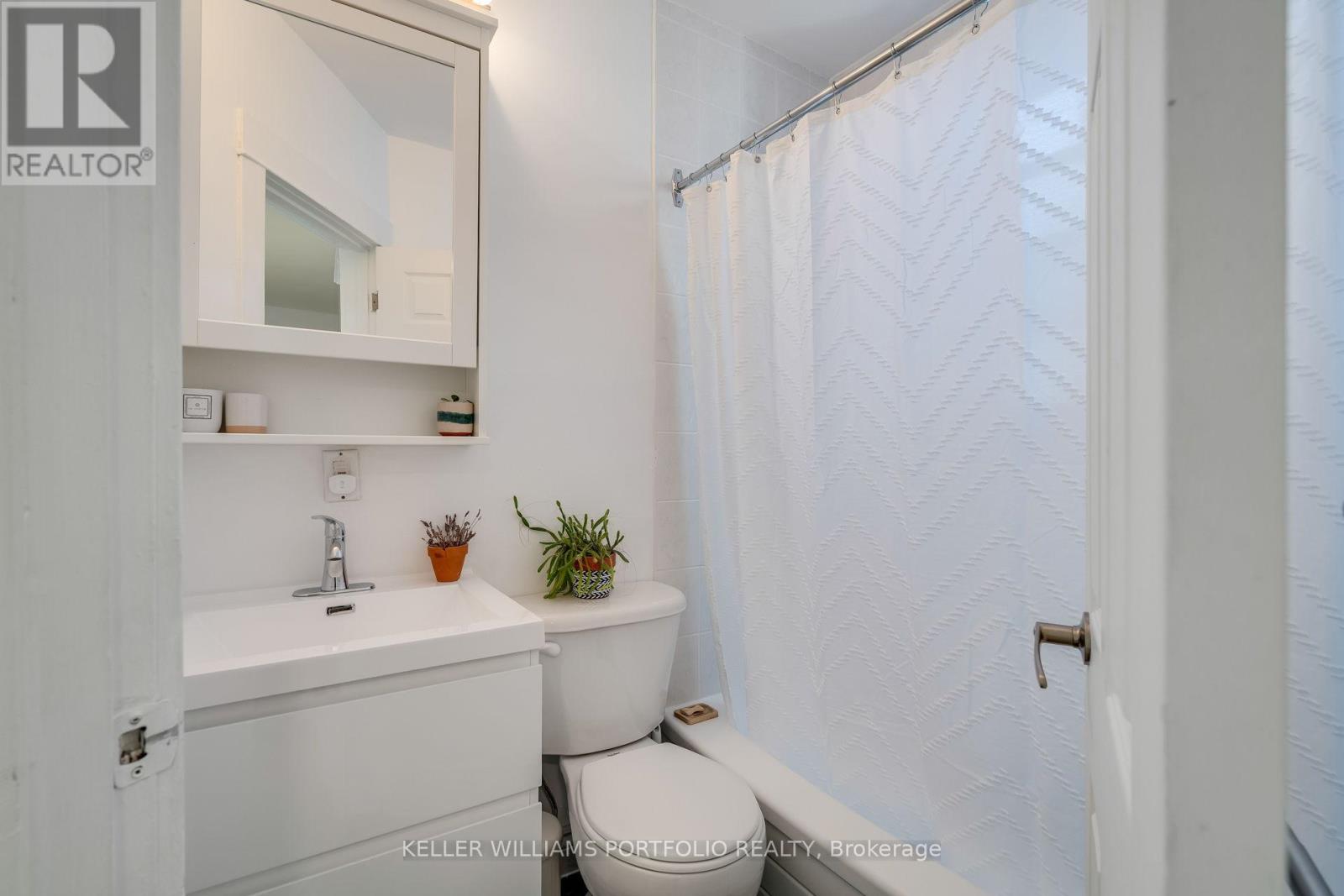 166 Gilmour Avenue, Toronto, Ontario  M6P 3B3 - Photo 18 - W12181713