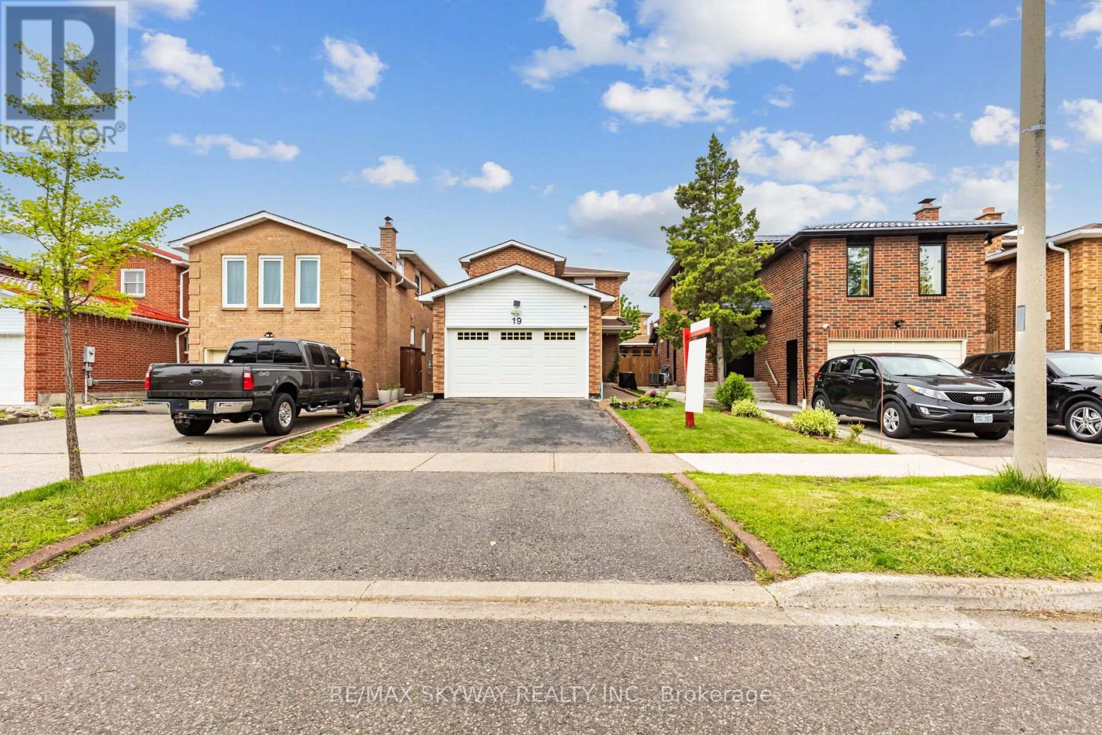 19 Alabaster Drive, Brampton (Brampton North), Ontario  L6V 4E5 - Photo 1 - W12181727