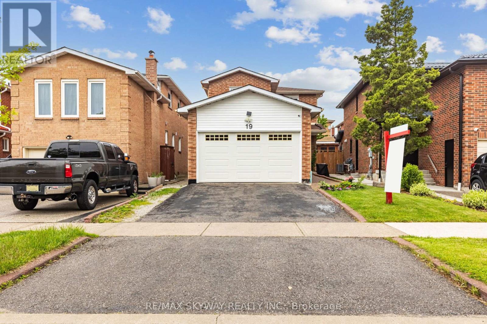 19 Alabaster Drive, Brampton (Brampton North), Ontario  L6V 4E5 - Photo 2 - W12181727