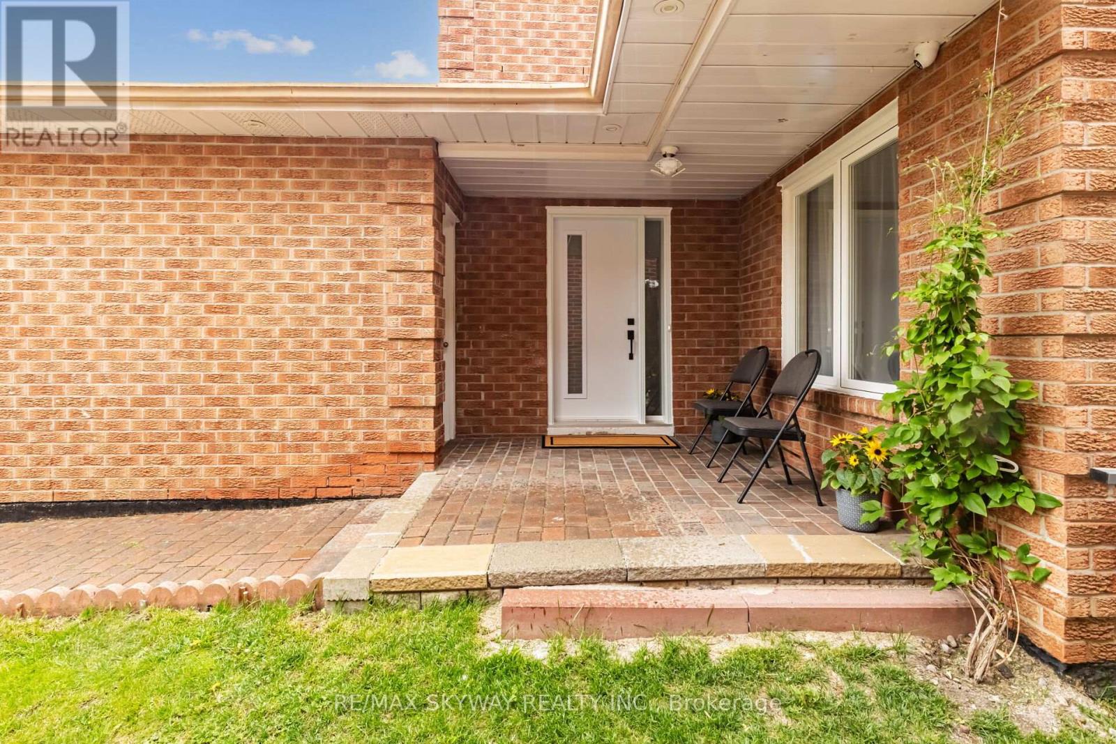 19 Alabaster Drive, Brampton (Brampton North), Ontario  L6V 4E5 - Photo 3 - W12181727